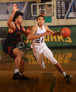 Action photo of Bulldogs’ guard Deshawndre Washington playing in the 2021 NJCAA Division II National Tournament